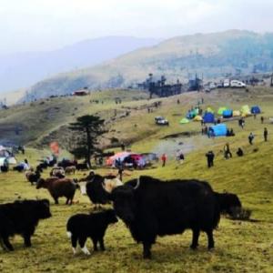 बर्सेनि बढ्छन् पर्यटक, विद्युत् र इन्टरनेट समस्याले असहज